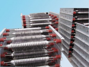 中性點(diǎn)接地式電阻柜，就是在電網(wǎng)中性點(diǎn)與地之間串聯(lián)接入某一電阻器。適當(dāng)選擇所接電阻器的阻值，不僅可以泄放單相接地電弧后半波的能量，從而減少電弧重燃的可能性，抑制電網(wǎng)過電壓的輻值，還可以提高繼電保護(hù)裝置的靈敏度以作用于跳閘，從而有效保護(hù)系統(tǒng)正常運(yùn)行。